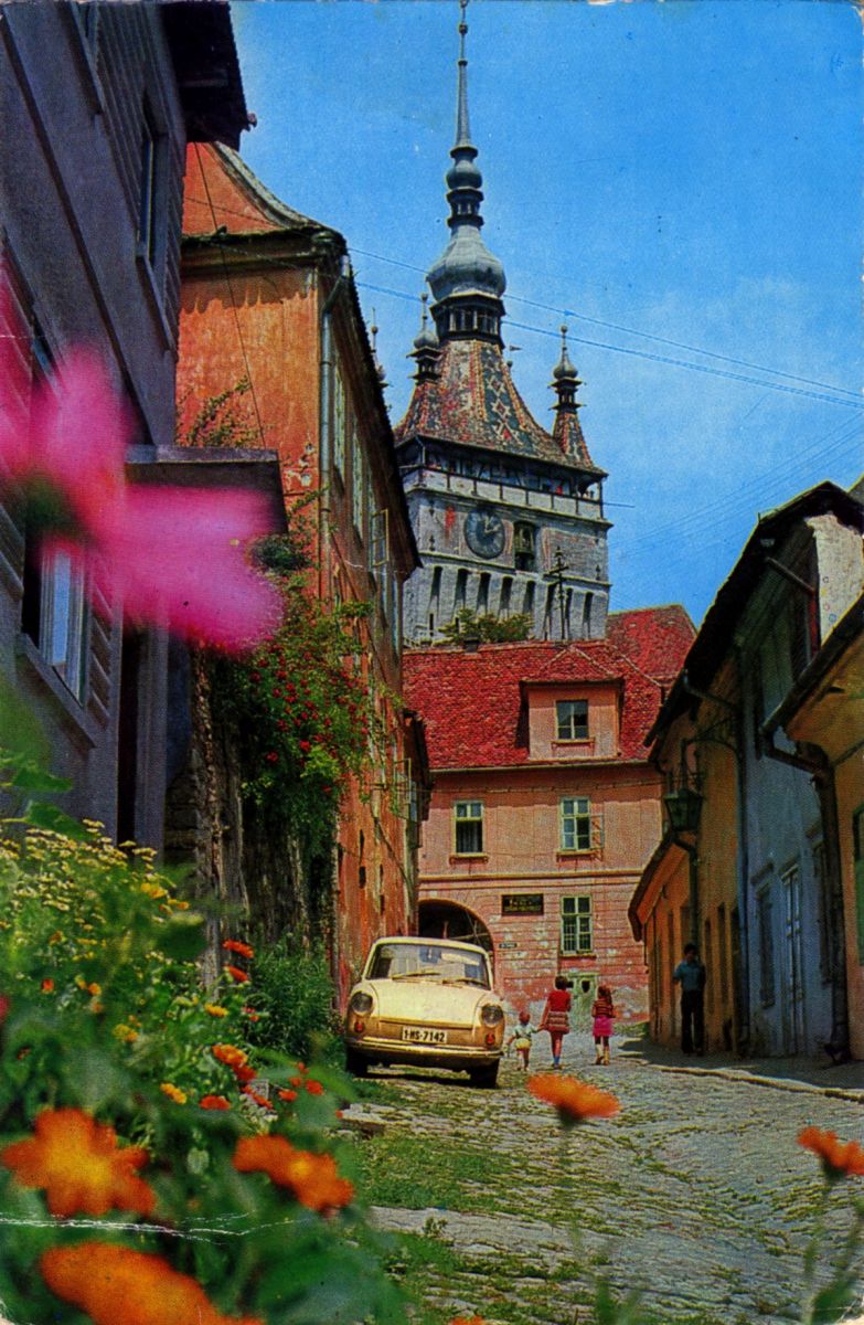 Az „Erdőn túli ország” csodái: a segesvári óratorony és egy szépséges Typ 3-as VW 1500. A neves fotós Al. Mendrea képe jól illusztrálja, hogy annak idején a szászok lakta városok utcaképének egyik jellegzetessége a Vaterlandból hazaküldött Volkswagen volt.
